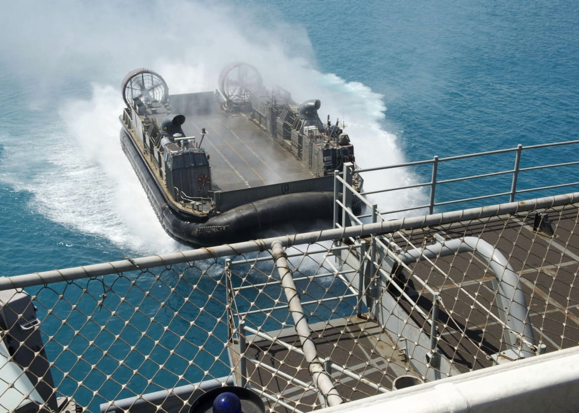 A landing craft air cushion approaches the well deck of USS Bonhomme Richard Canvas Art - Stocktrek Images (33 x 24)