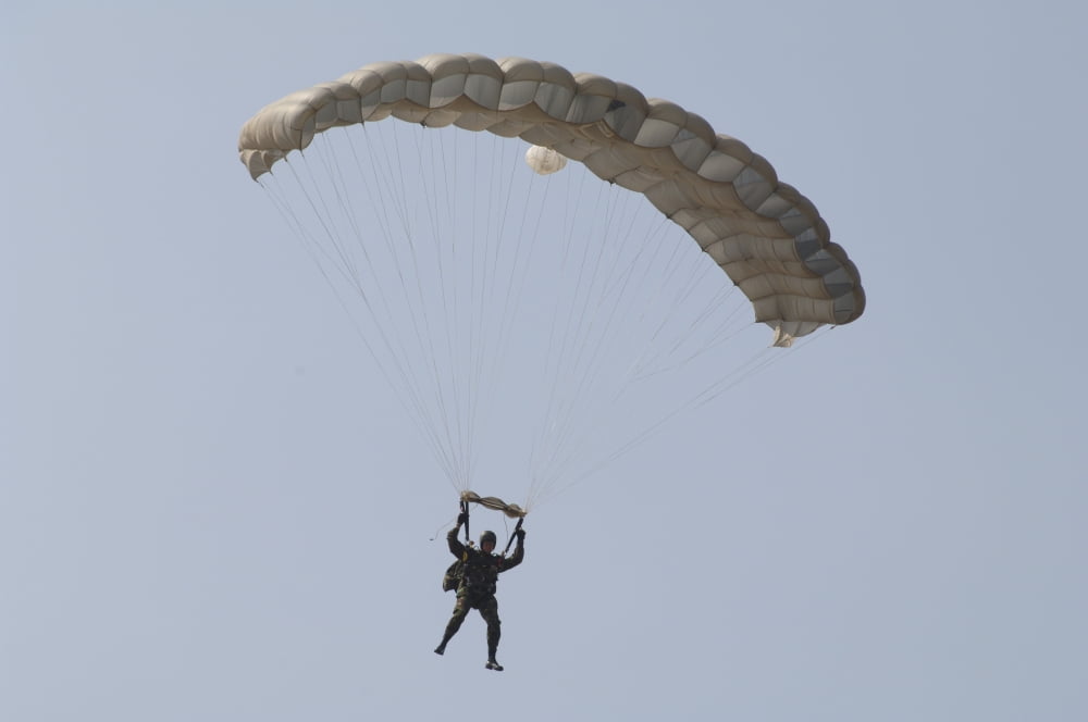 A member of th Pathfinder Platoon parachutes through the sky Canvas Art - Andrew ChittockStocktrek Images (17 x 12)