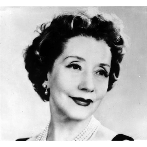 A portrait of Lynn Fontanne Photo Print (24 x 30)