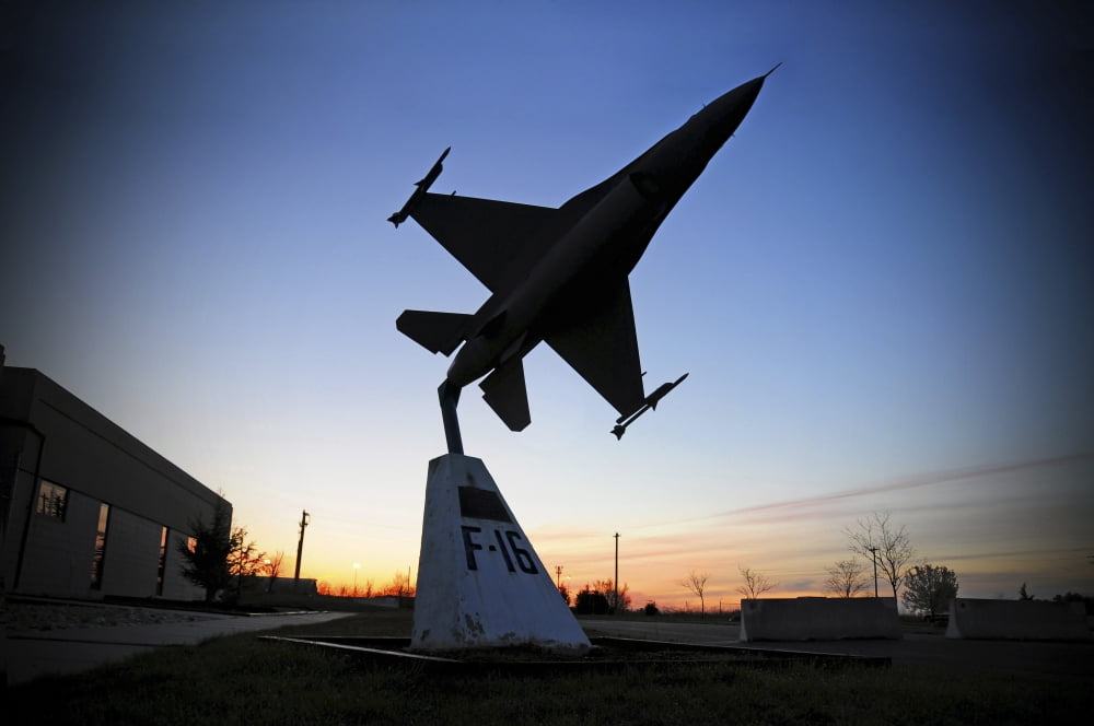 A scale model of an F-16 C Fighting Falcon Canvas Art - Stocktrek Images (34 x 23)