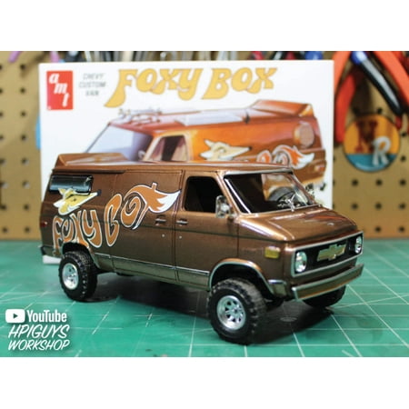 AMT 1975 Chevy Van Foxy Box 125 AMT1265 Plastics Car/Truck 1/24-1/25