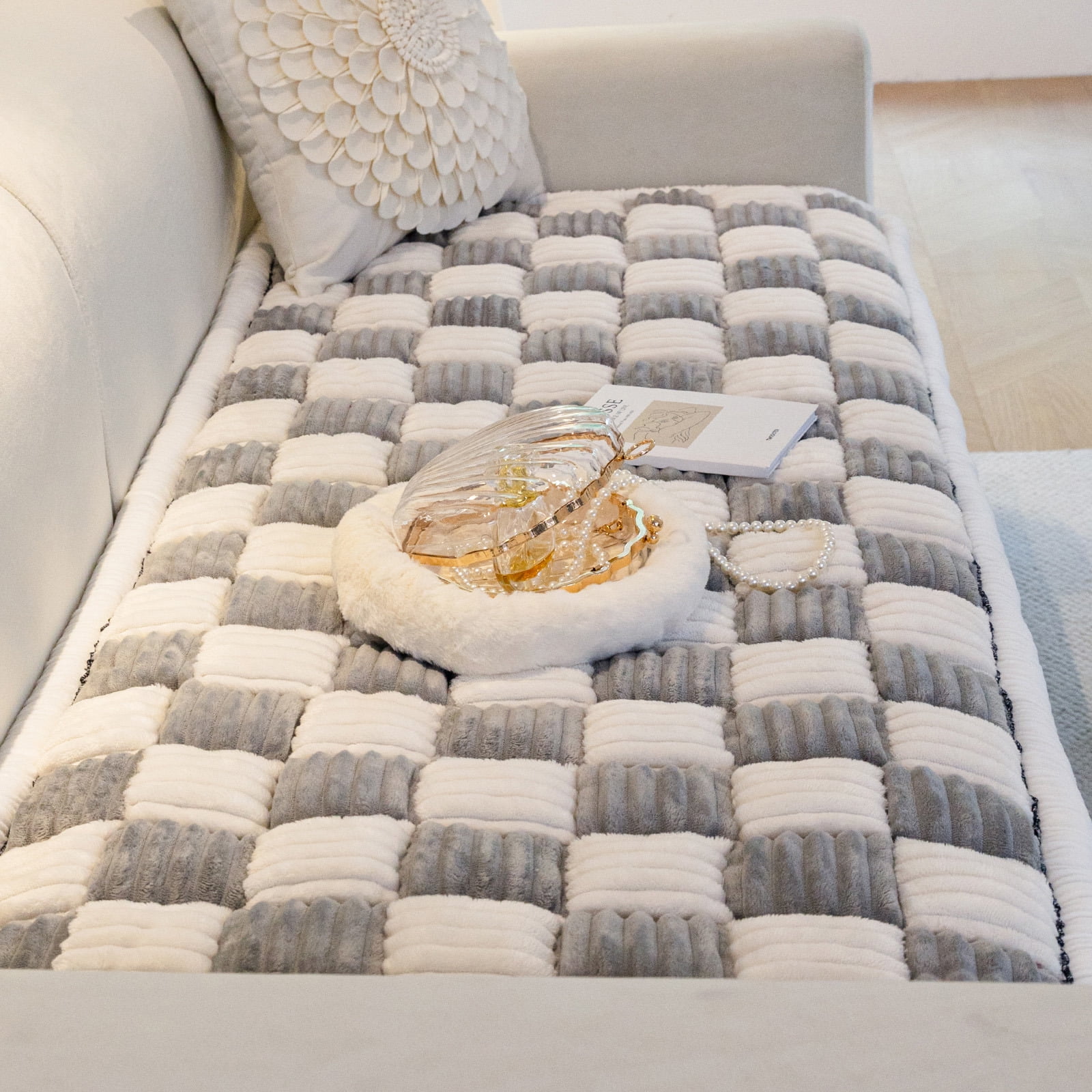 ANMINY Thick Fuzzy Checkered Couch Cover, Non-Slip Nordic Cream Sofa Protector Mat, Soft Flannel Furniture Cover