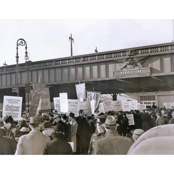 Abraham Lincoln Brigade Is Welcomed Home. Supporters Display Signs Reading History (24 x 18)