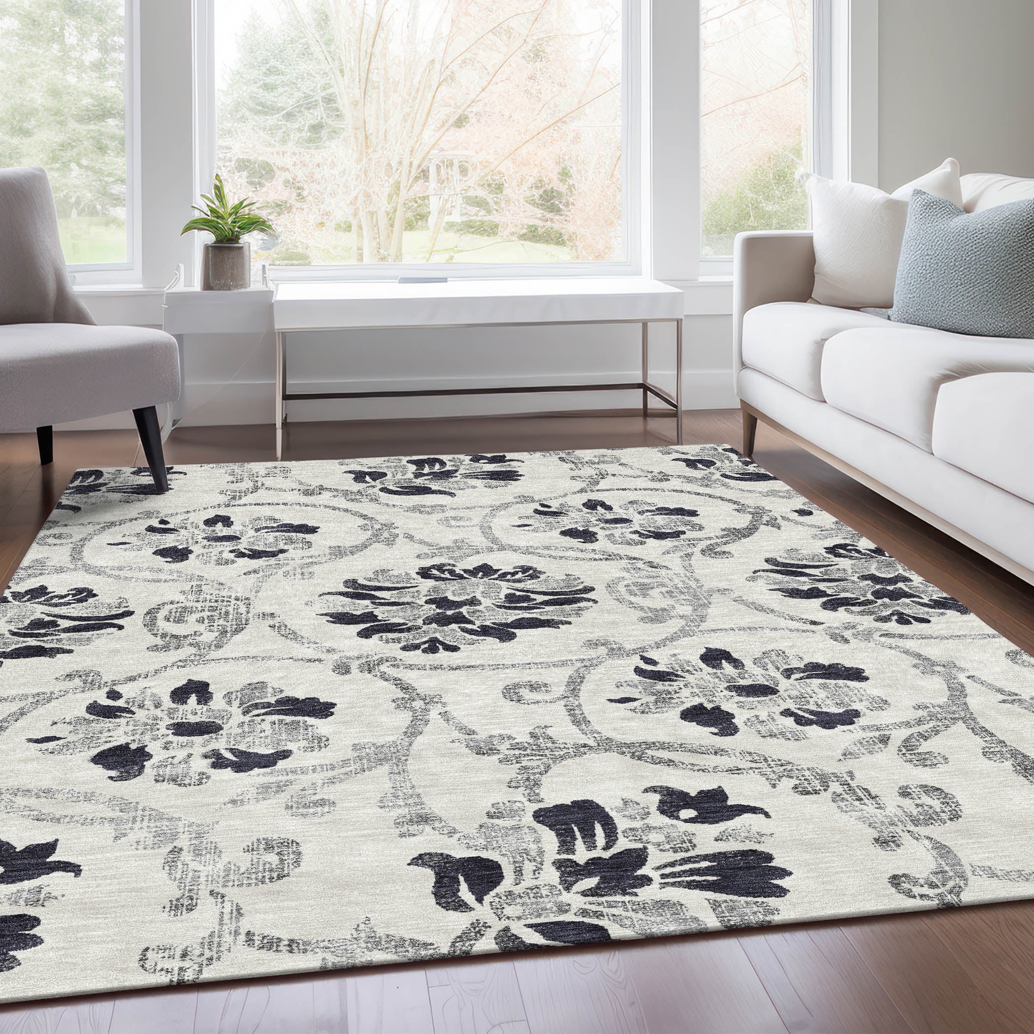 Black and White Floral Synthetic Indoor/Outdoor Rug