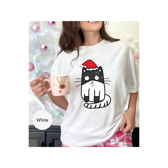 Adorable Christmas Cat T-Shirt - Cute Santa Hat Kitty Tee for Cat Lovers | Unisex Holiday Gift