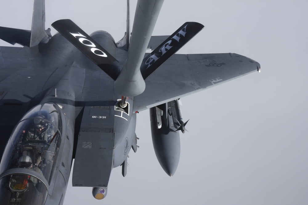 Air refueling a F-15E Strike Eagle of the US Air Force Canvas Art - Daniel KarlssonStocktrek Images (35 x 24)