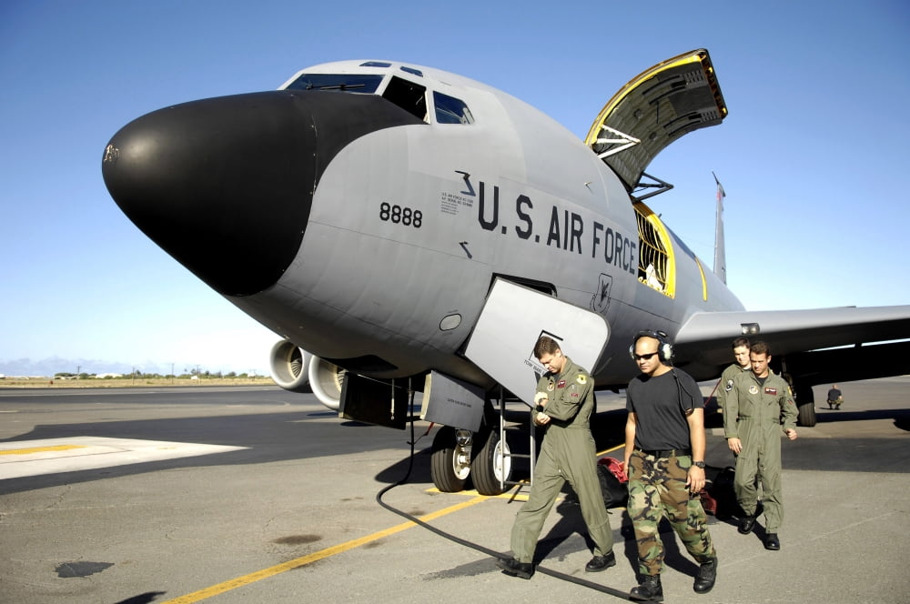 Aircrew and maintenance personnel prepare a C-17 Globemaster III Canvas Art - Stocktrek Images (34 x 23)