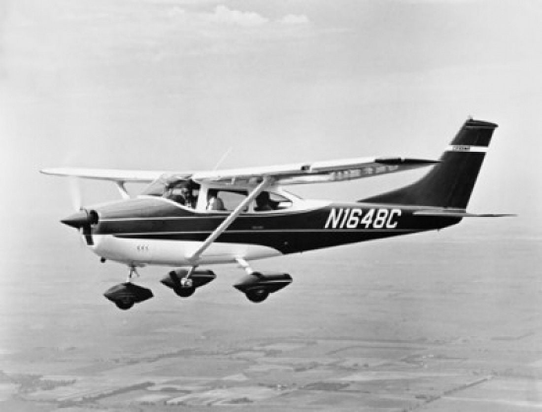 Airplane in flight Canvas Art - (18 x 24)