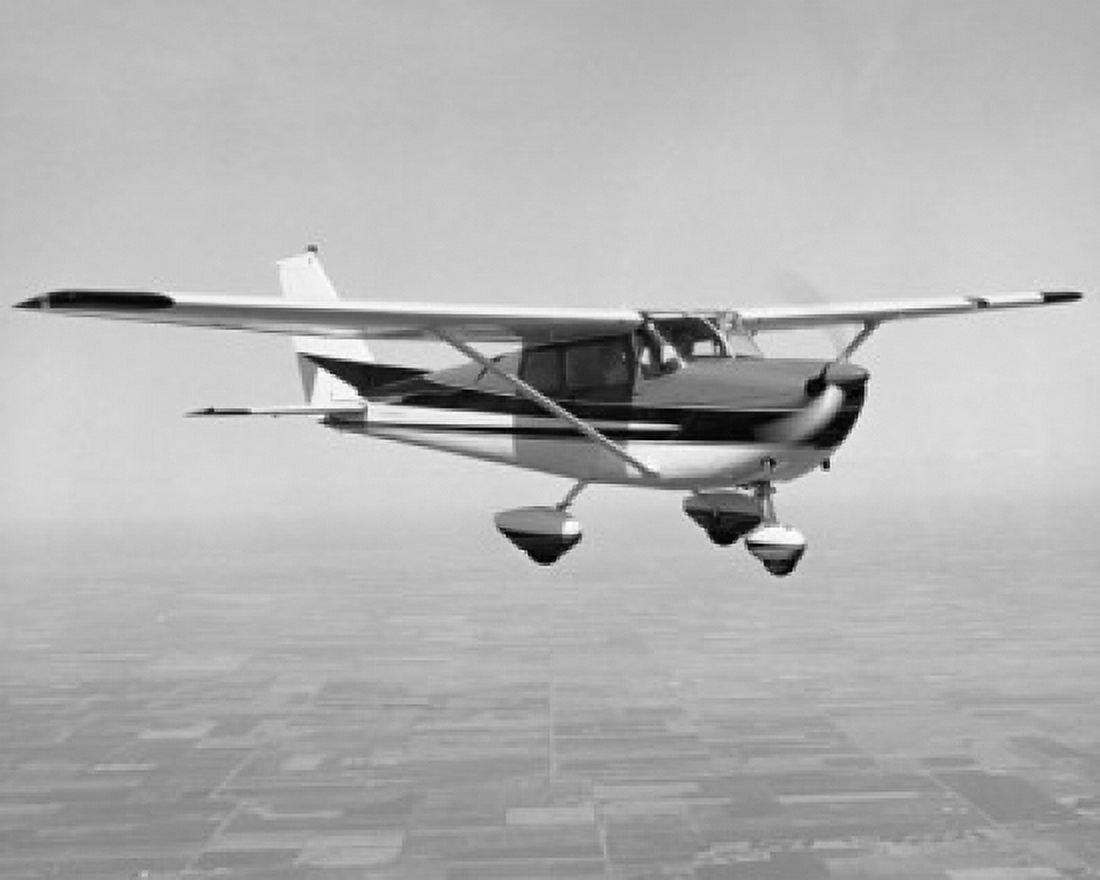 Airplane in flight Canvas Art - (24 x 36)