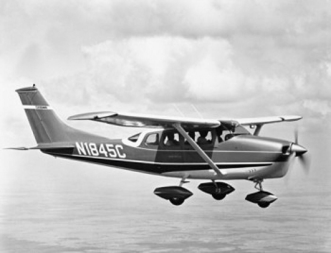 Airplane in flight Canvas Art - (24 x 36)