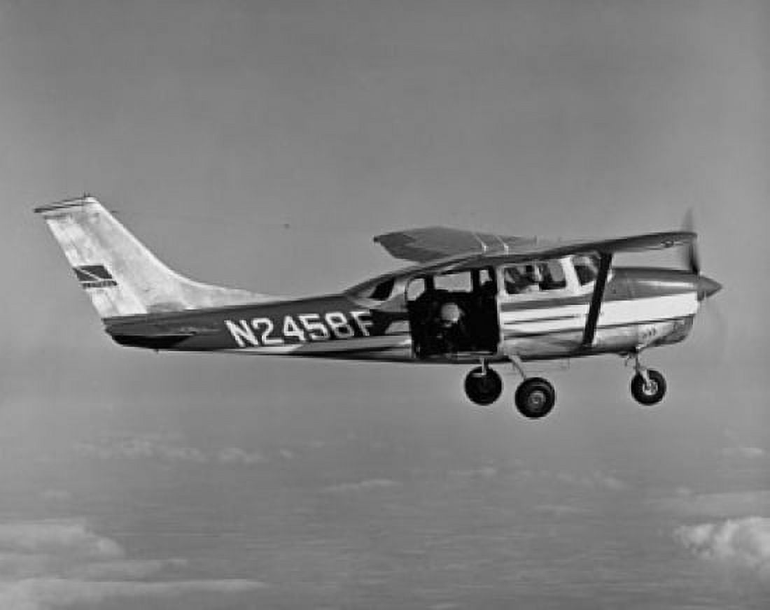 Airplane in flight Canvas Art - (24 x 36)