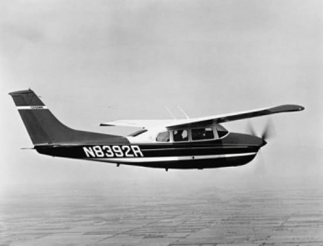 Airplane in flight Canvas Art - (24 x 36)