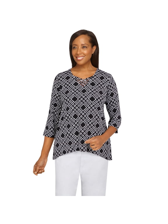 Womens Geometric Puff Print Sharkbite Hem Top