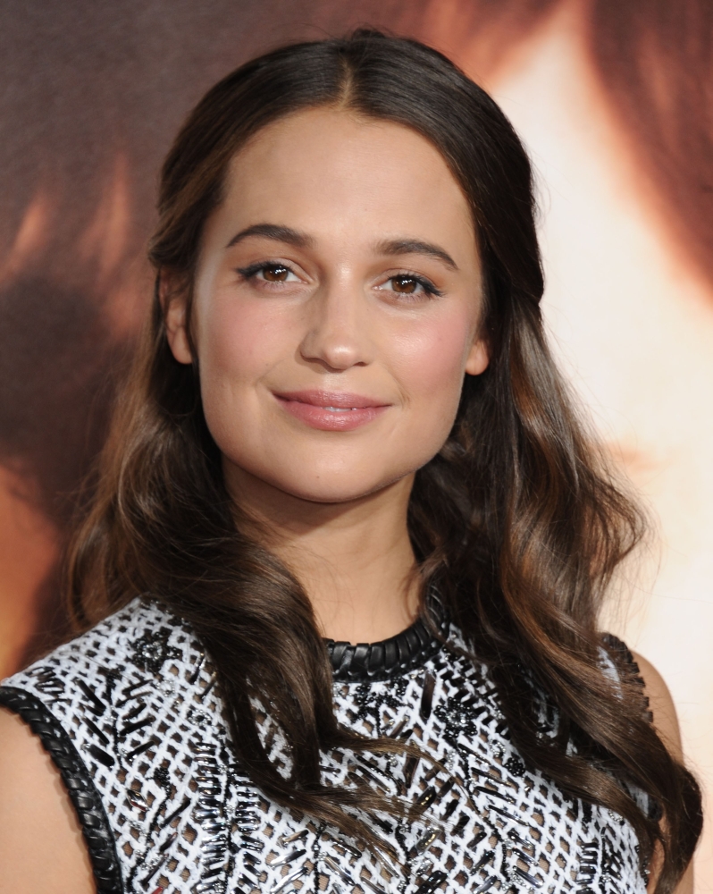 Alicia Vikander At Arrivals For The Danish Girl Premiere Canvas Art - (16 x 20)