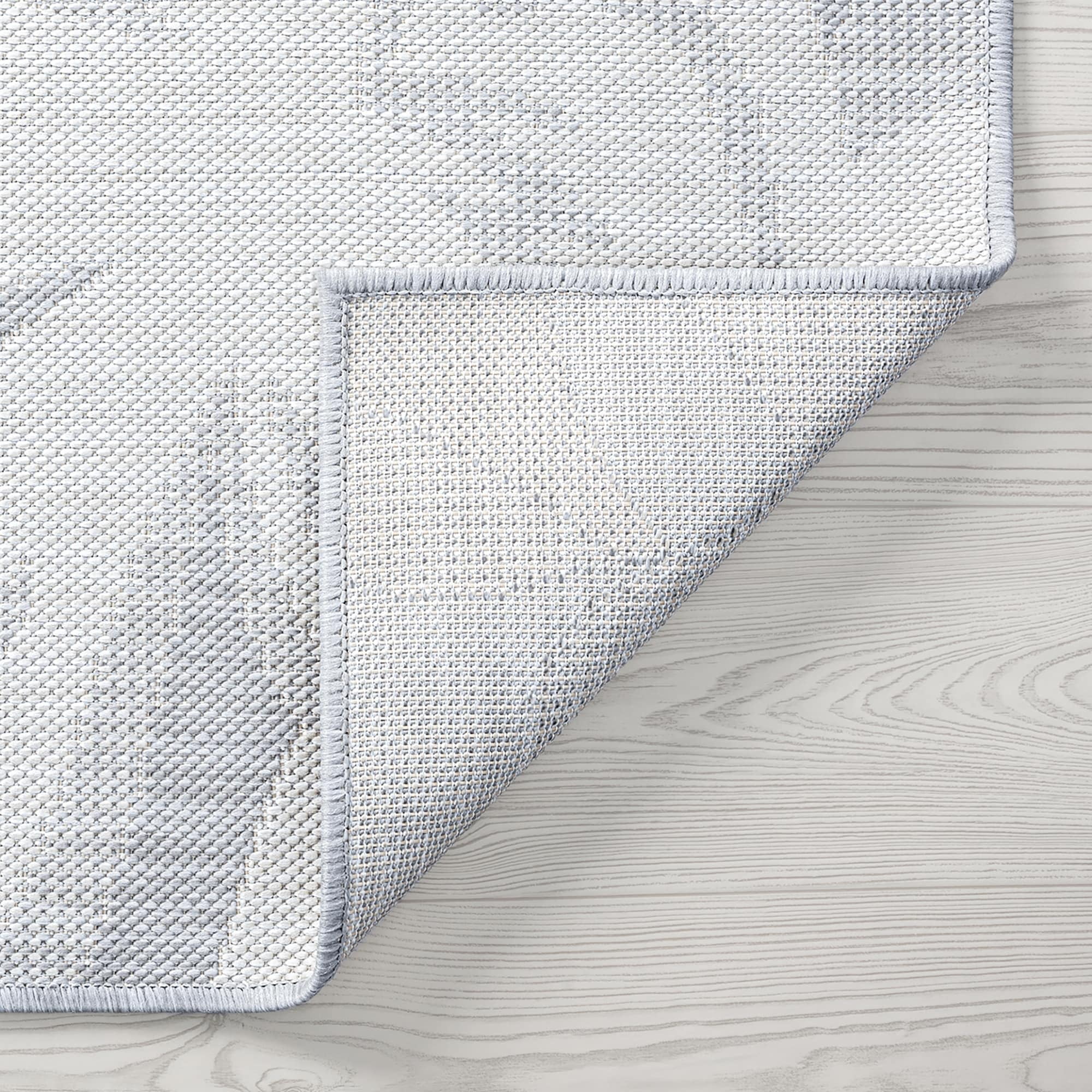 Gray and Cream Floral Polypropylene Indoor/Outdoor Area Rug 5'3'' x 7'3''