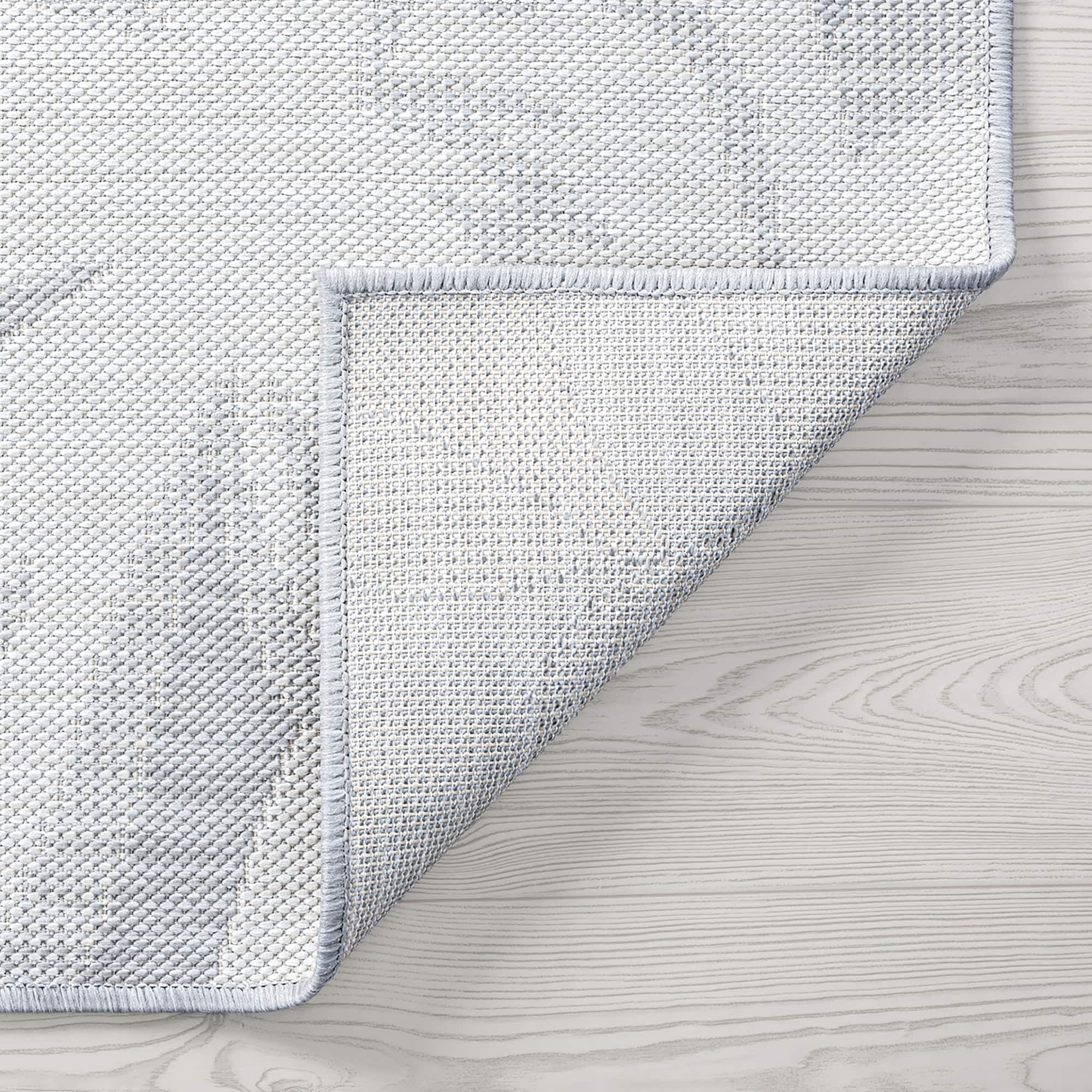 Gray and Cream Floral Polypropylene Indoor/Outdoor Area Rug 5'3'' x 7'3''