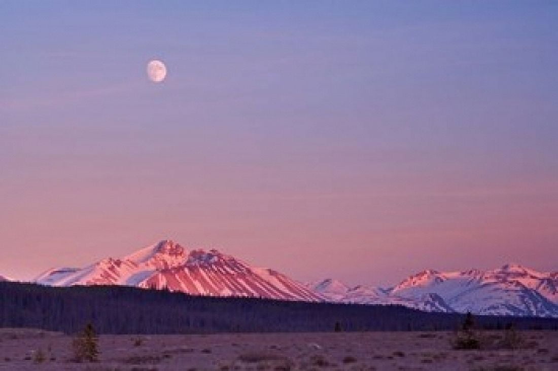 Alsek River Valley mountains Canvas Art - Jaynes Gallery DanitaDelimont (36 x 24)