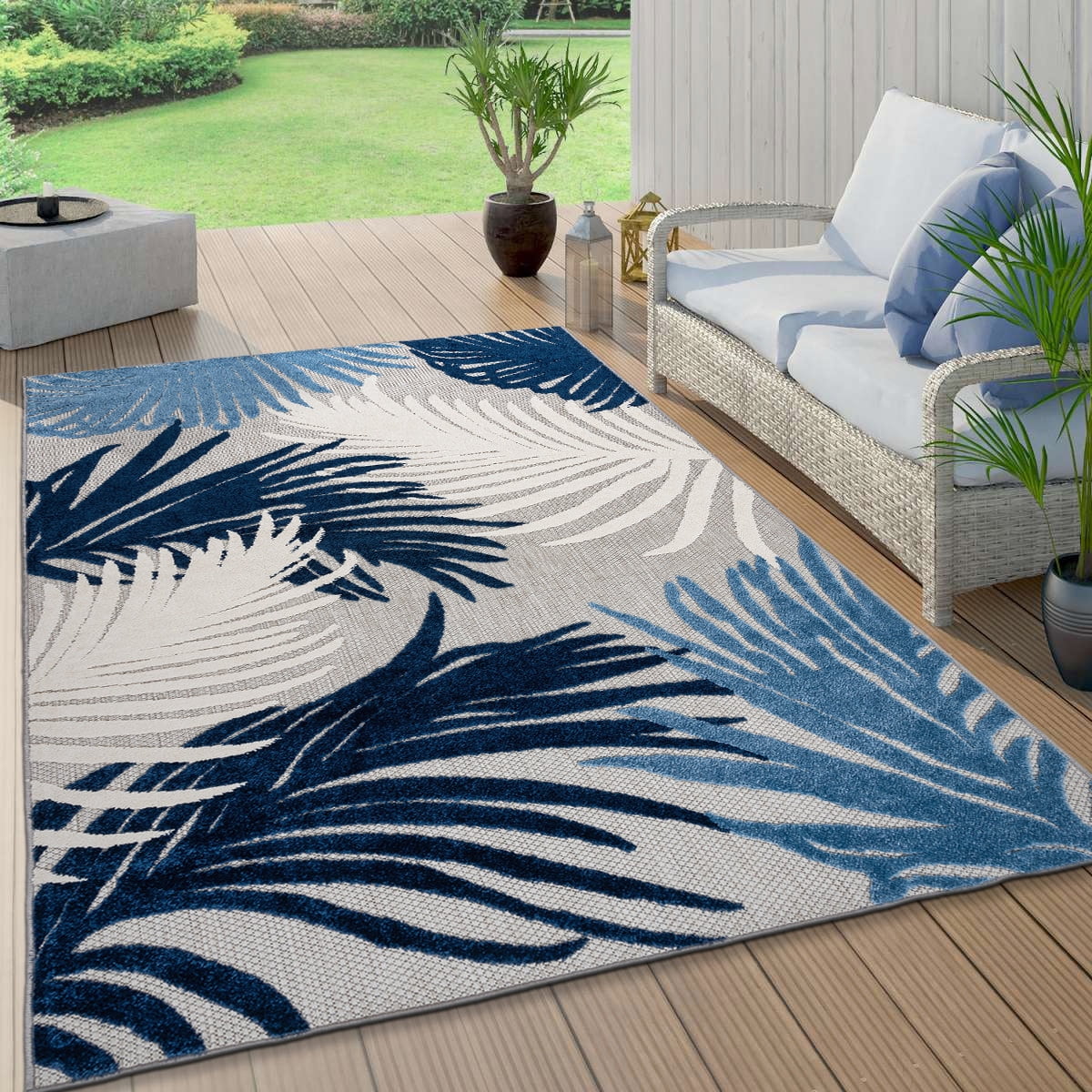 Navy and White Floral Synthetic Indoor/Outdoor Rug 5' x 7'