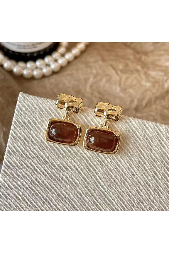 Amber square earrings are luxurious yet stylish, perfectly complementing any outfit and perfect for everyday wear.