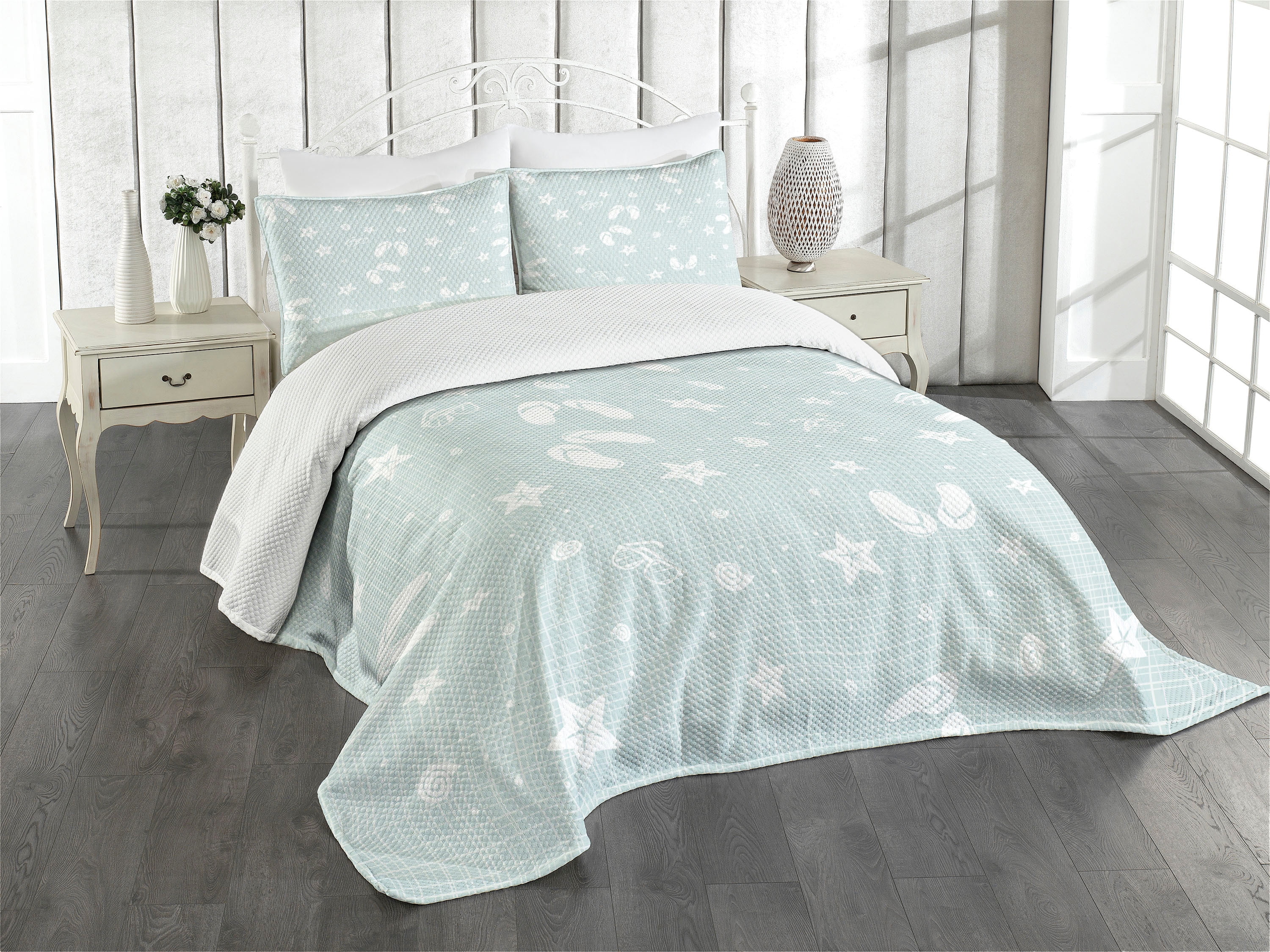 Seafoam and White Queen Quilted Bedspread Set with Shams