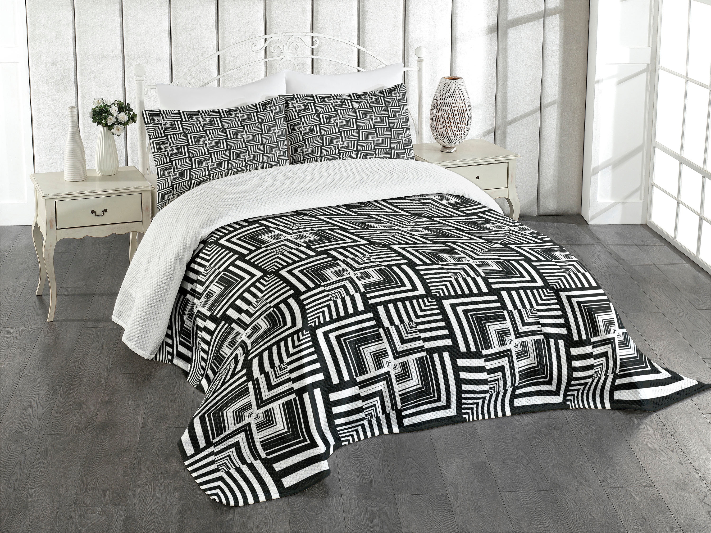 King Size Black and White Geometric Quilted Bedspread Set