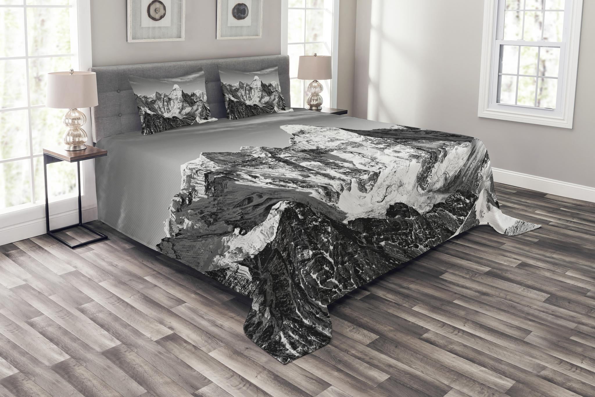 White and Black Quilted Mountain Peaks Queen Bedspread Set