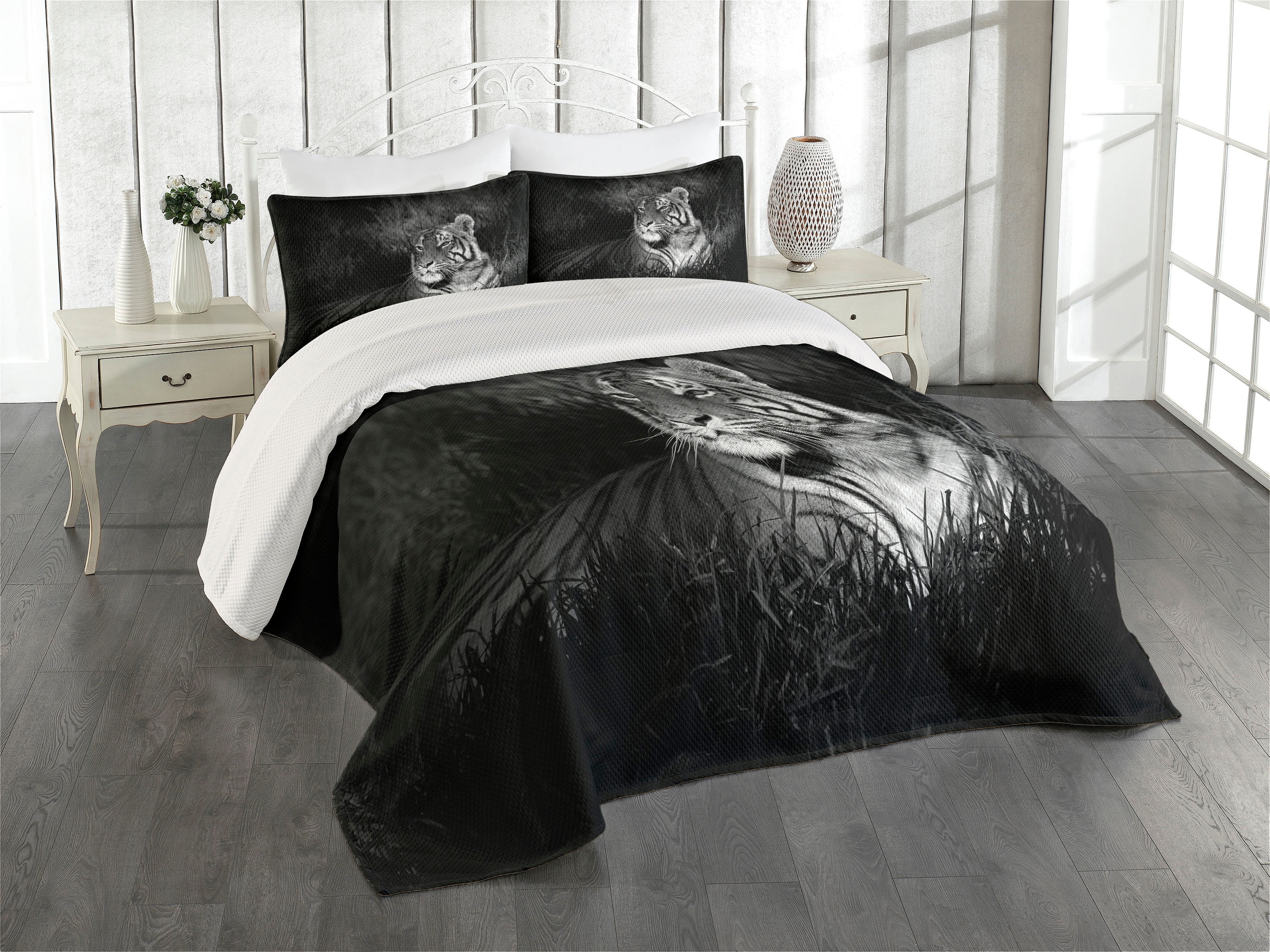 Twin Black and White Quilted Bedspread Set with Tiger Design