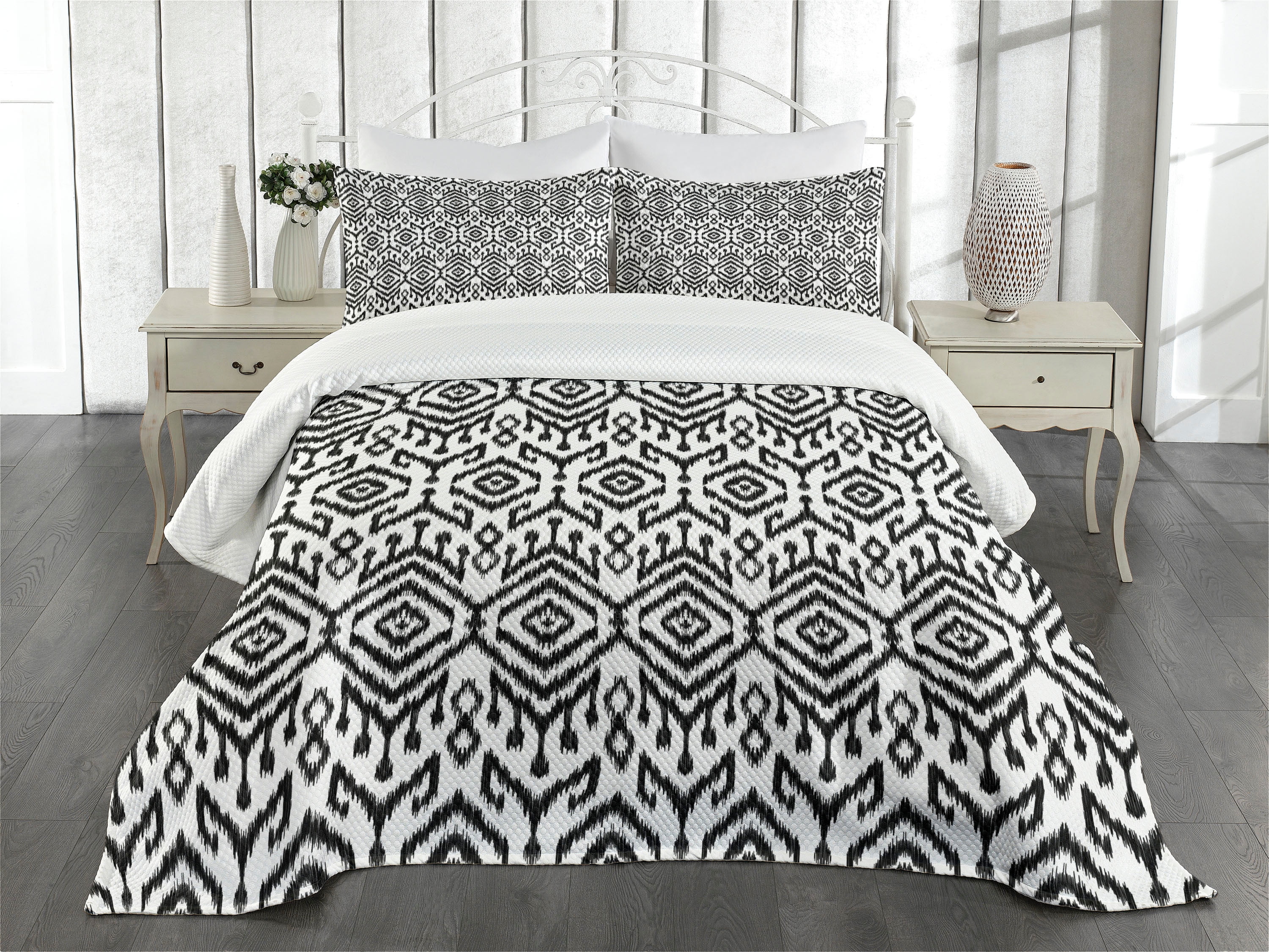 King Size White and Black Quilted Bedspread Set