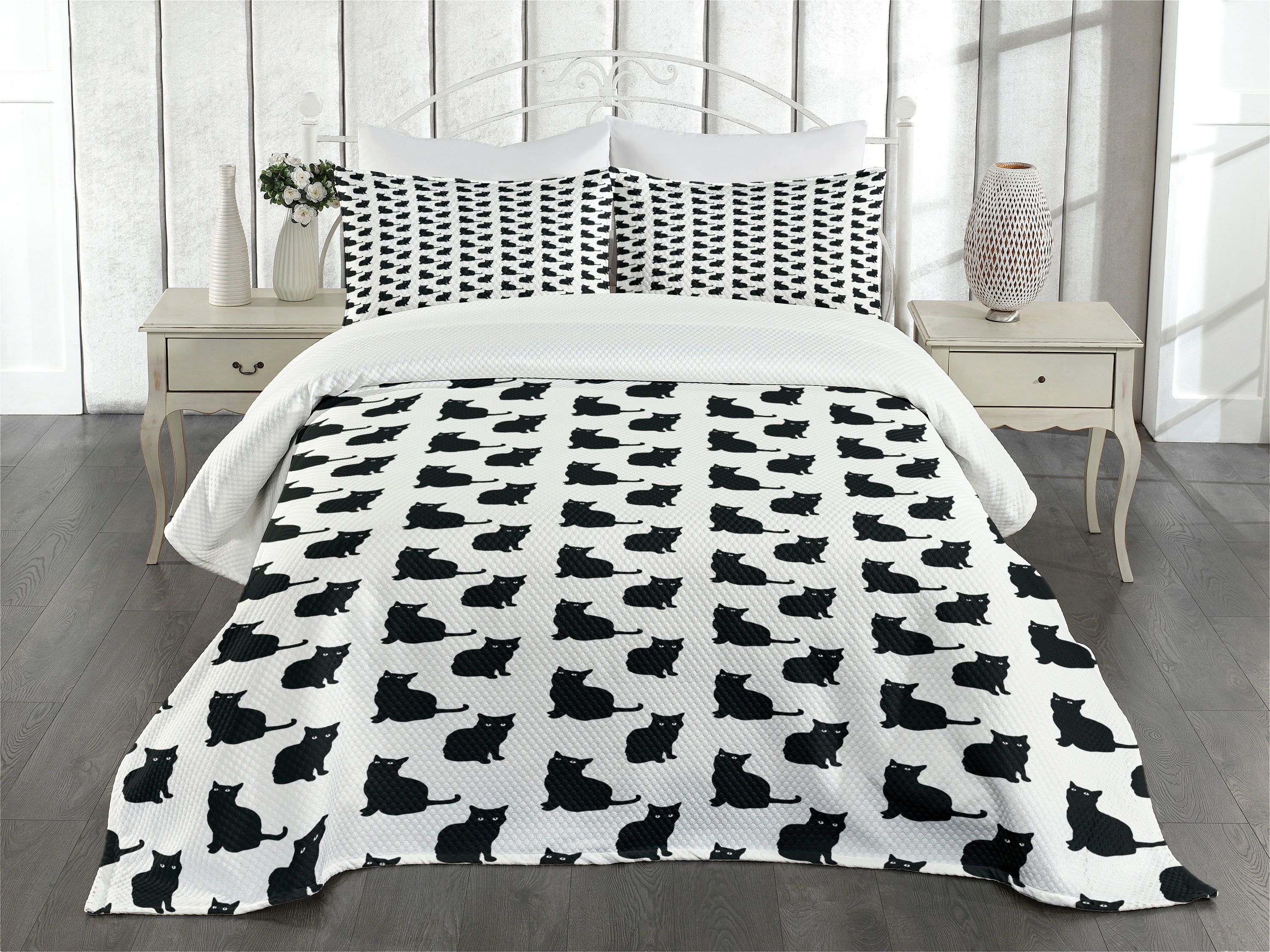 Playful Black Cat Queen Bedspread Set with Pillow Shams
