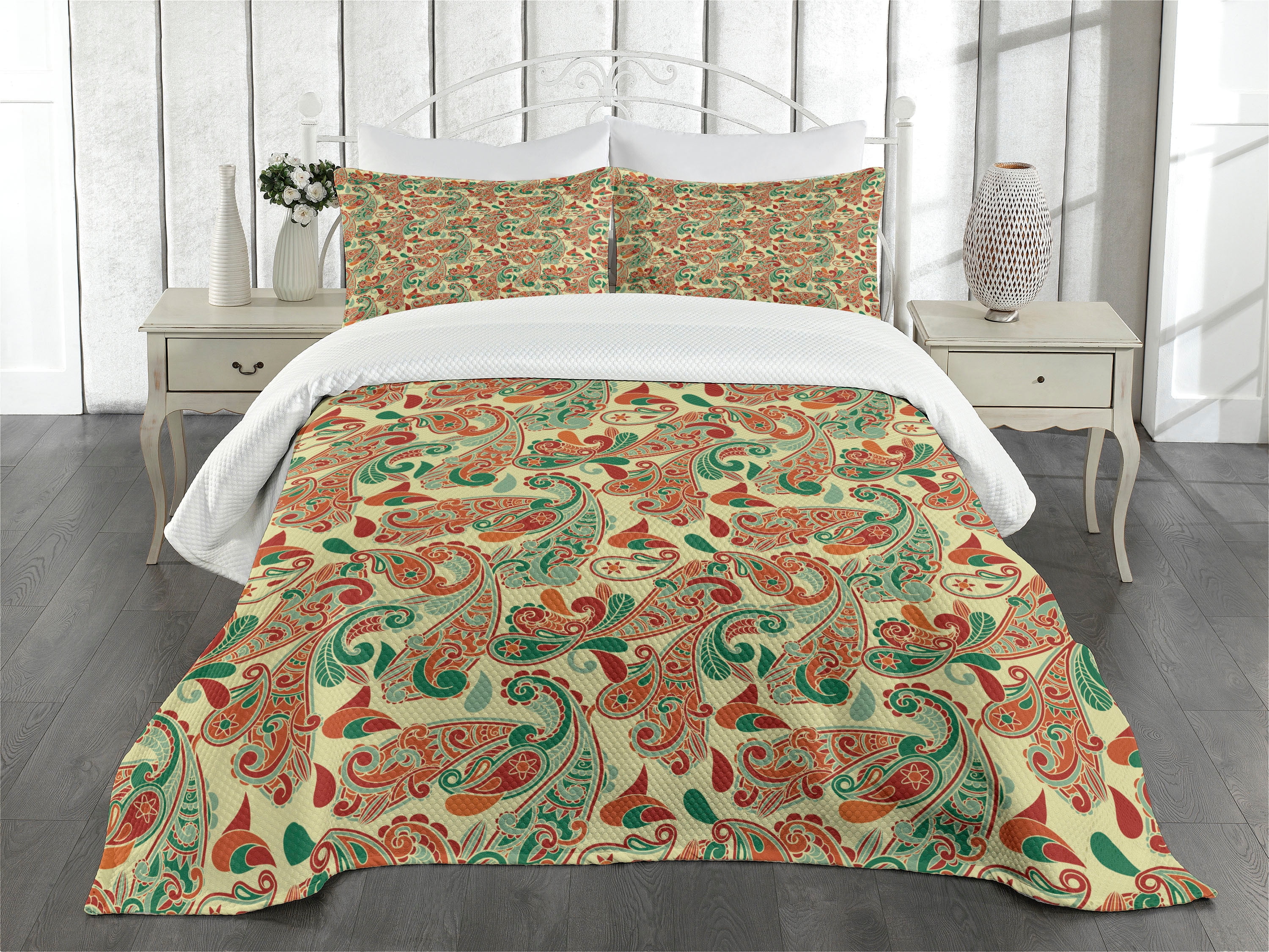 King Size White Quilted Bedspread Set with Paisley Pattern