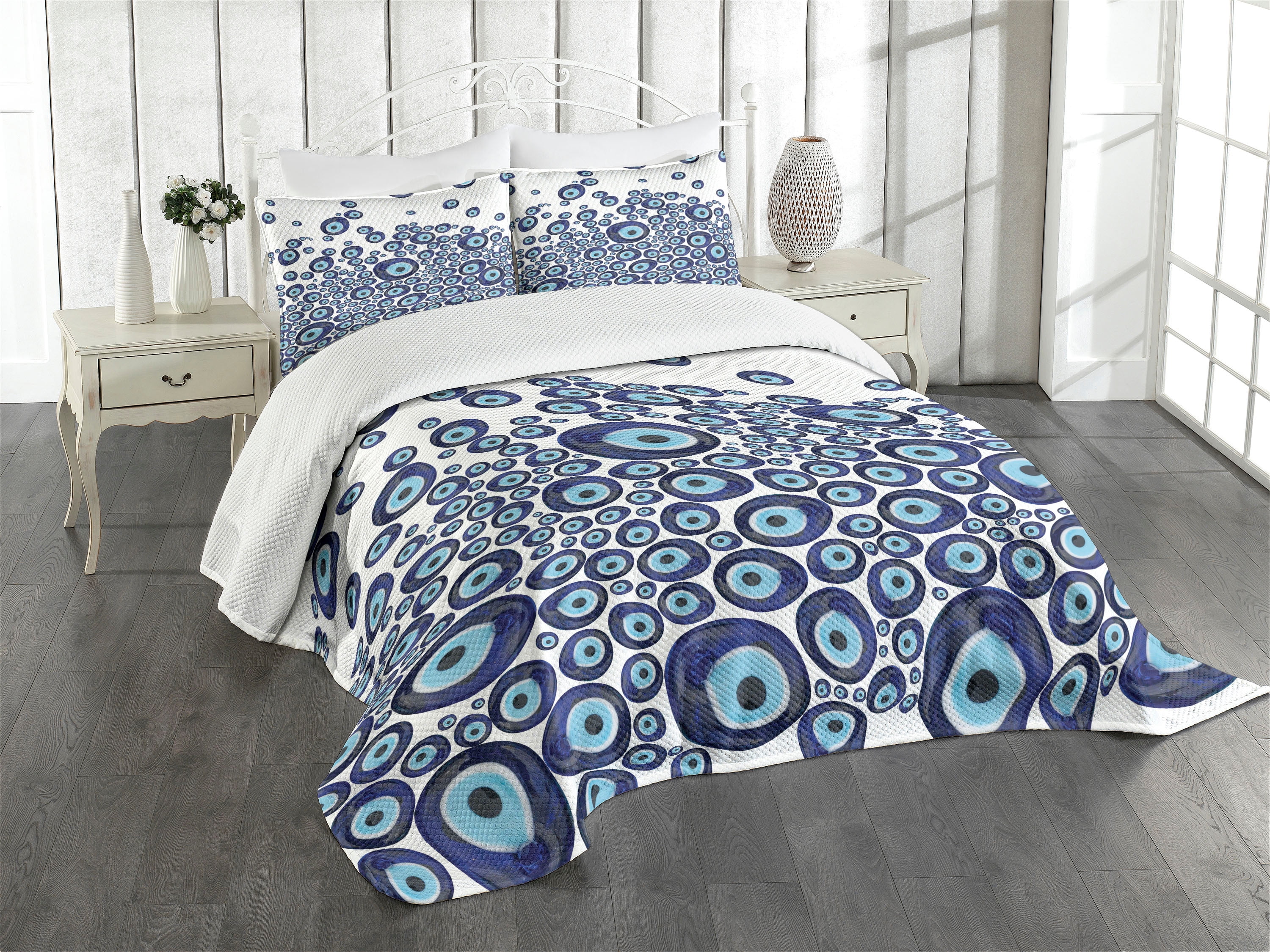 White and Blue Quilted Queen Bedspread Set with Pillow Shams