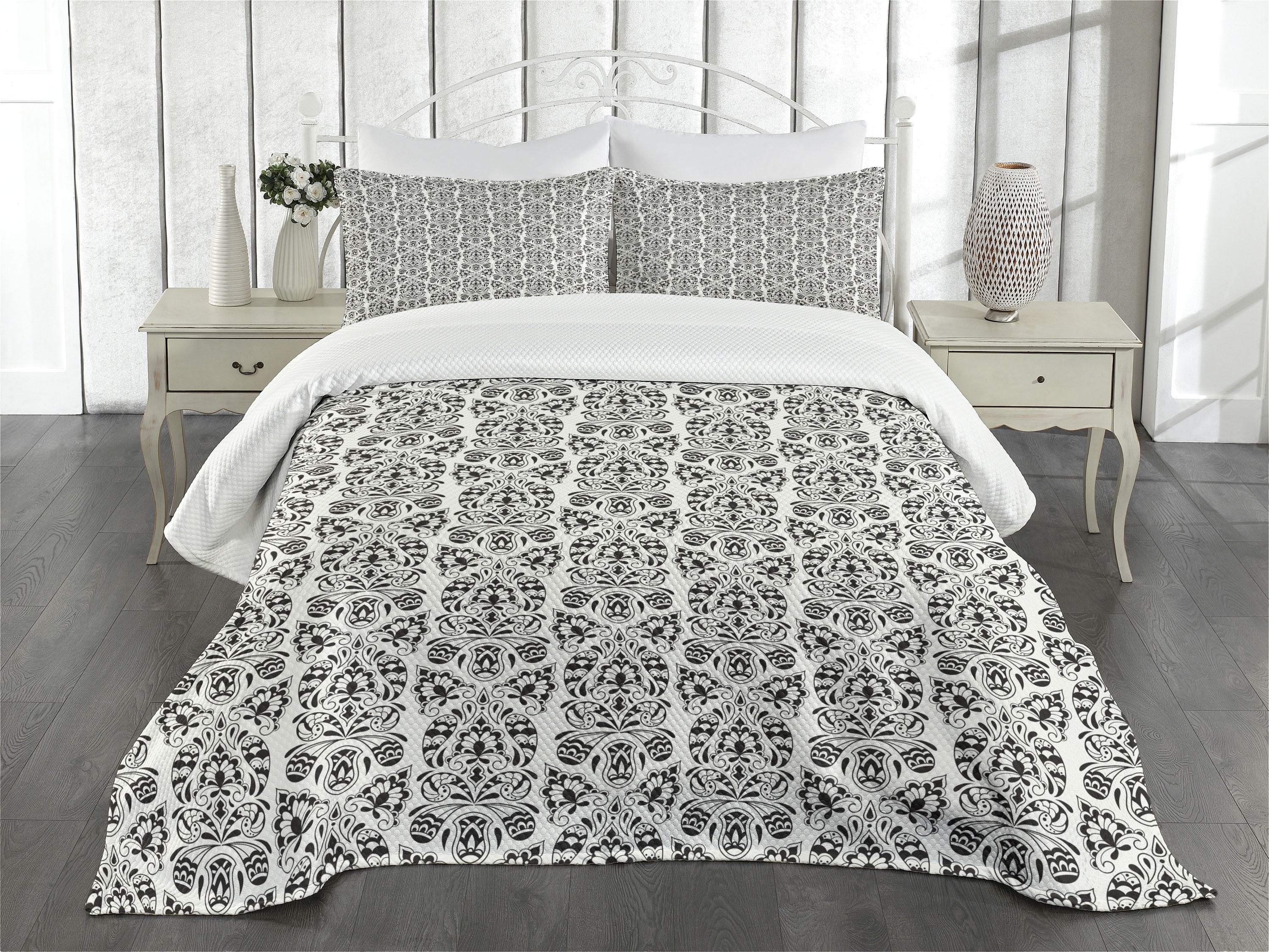 Queen White Quilted Bedspread Set with Pillow Shams