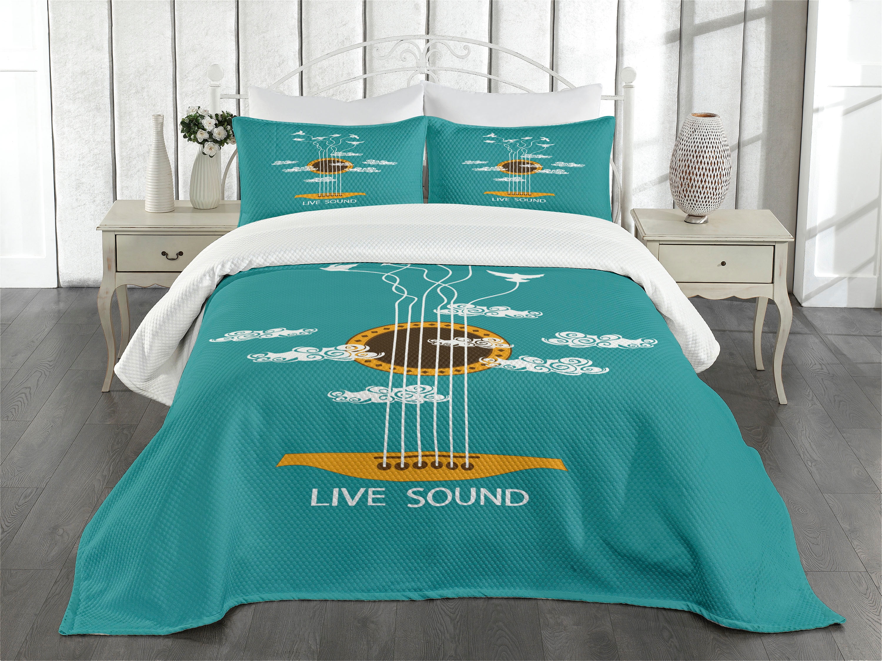 White Quilted Queen Bedspread Set with Pillow Shams