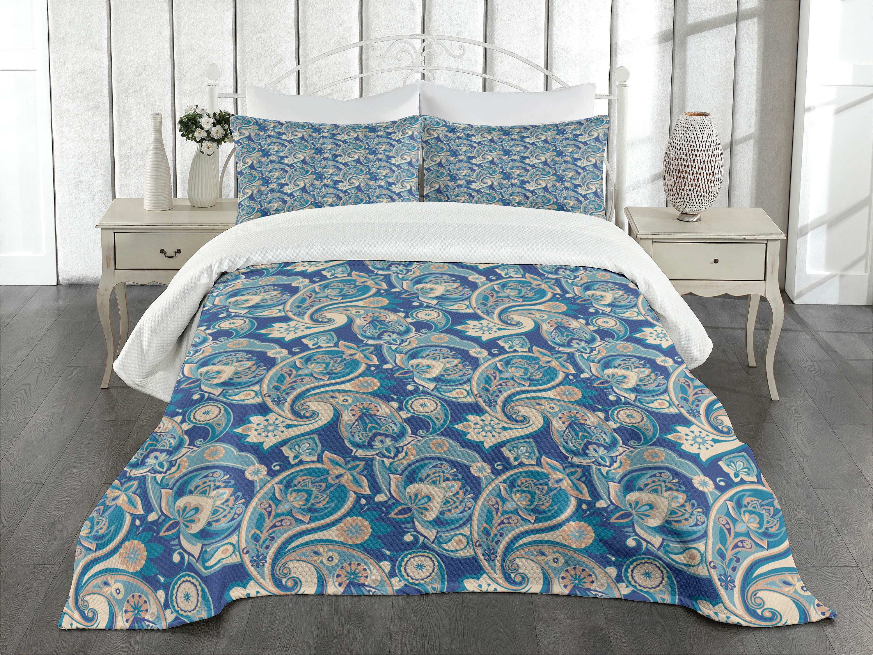 Queen White Quilted Paisley Bedspread Set with Shams