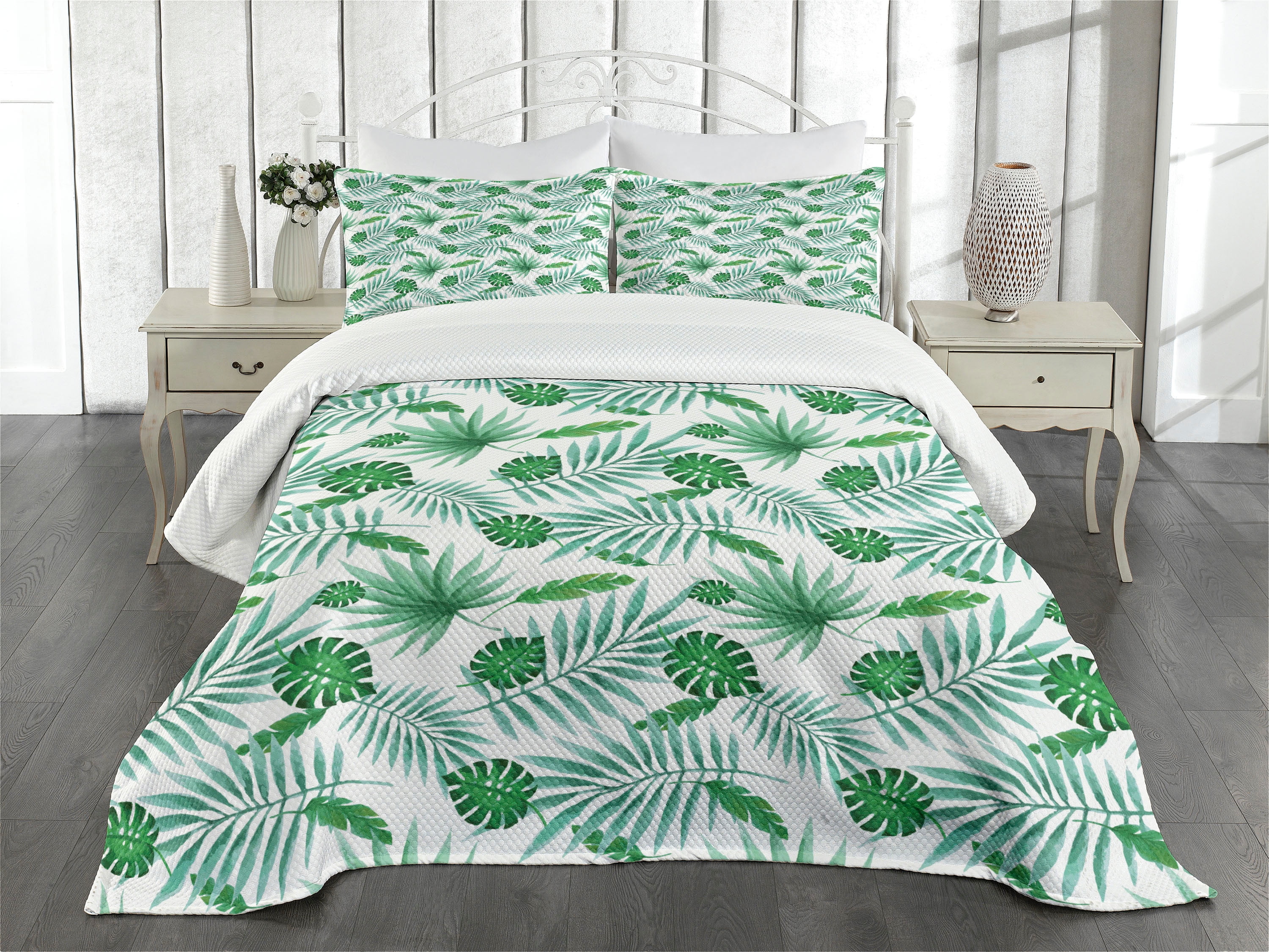 Queen White and Green Quilted Bedspread Set with Pillow Shams