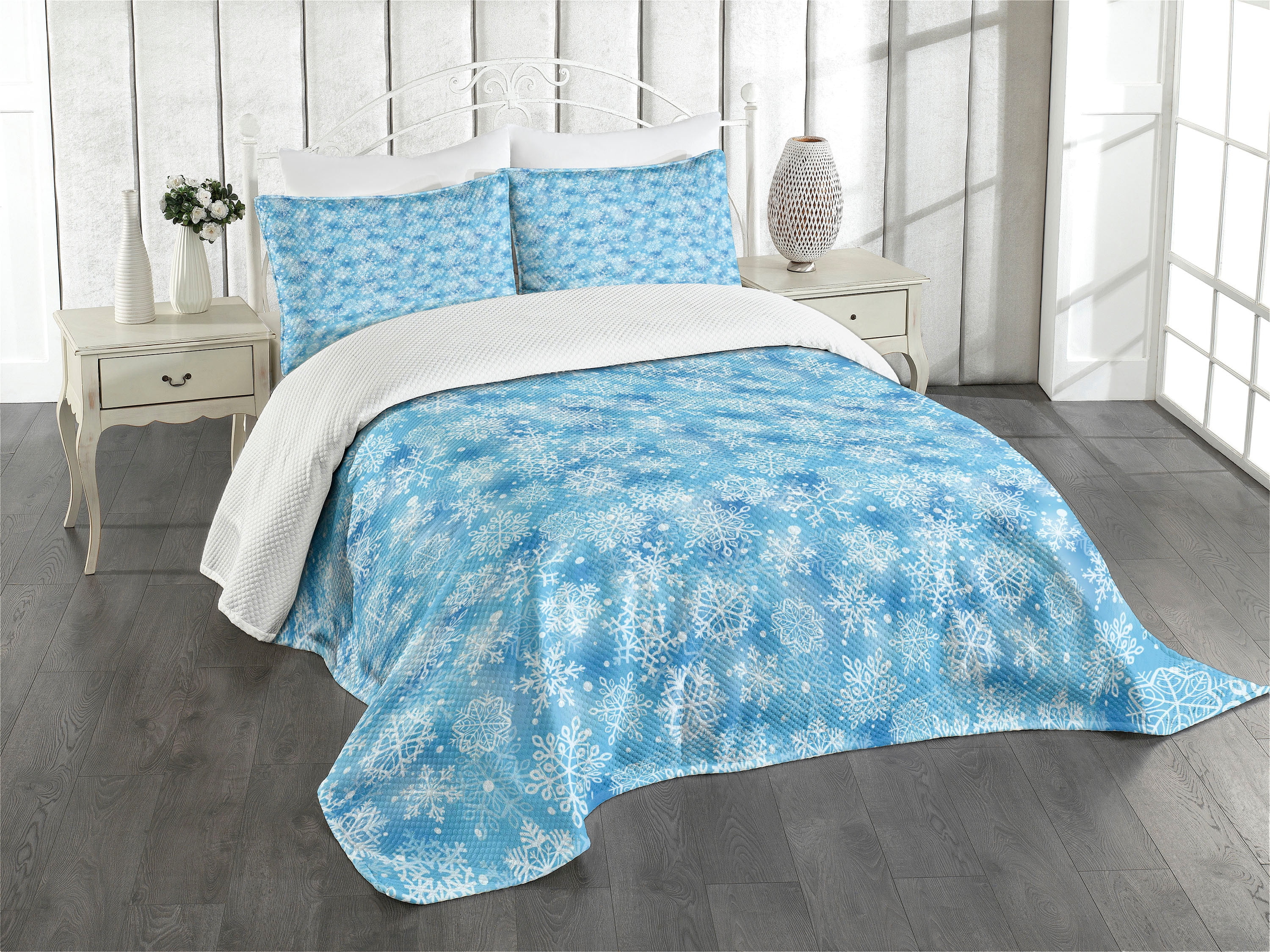 Ambesonne Ambesonne Snowflake Bedspread Set Pattern of Winter Pale Blue White
