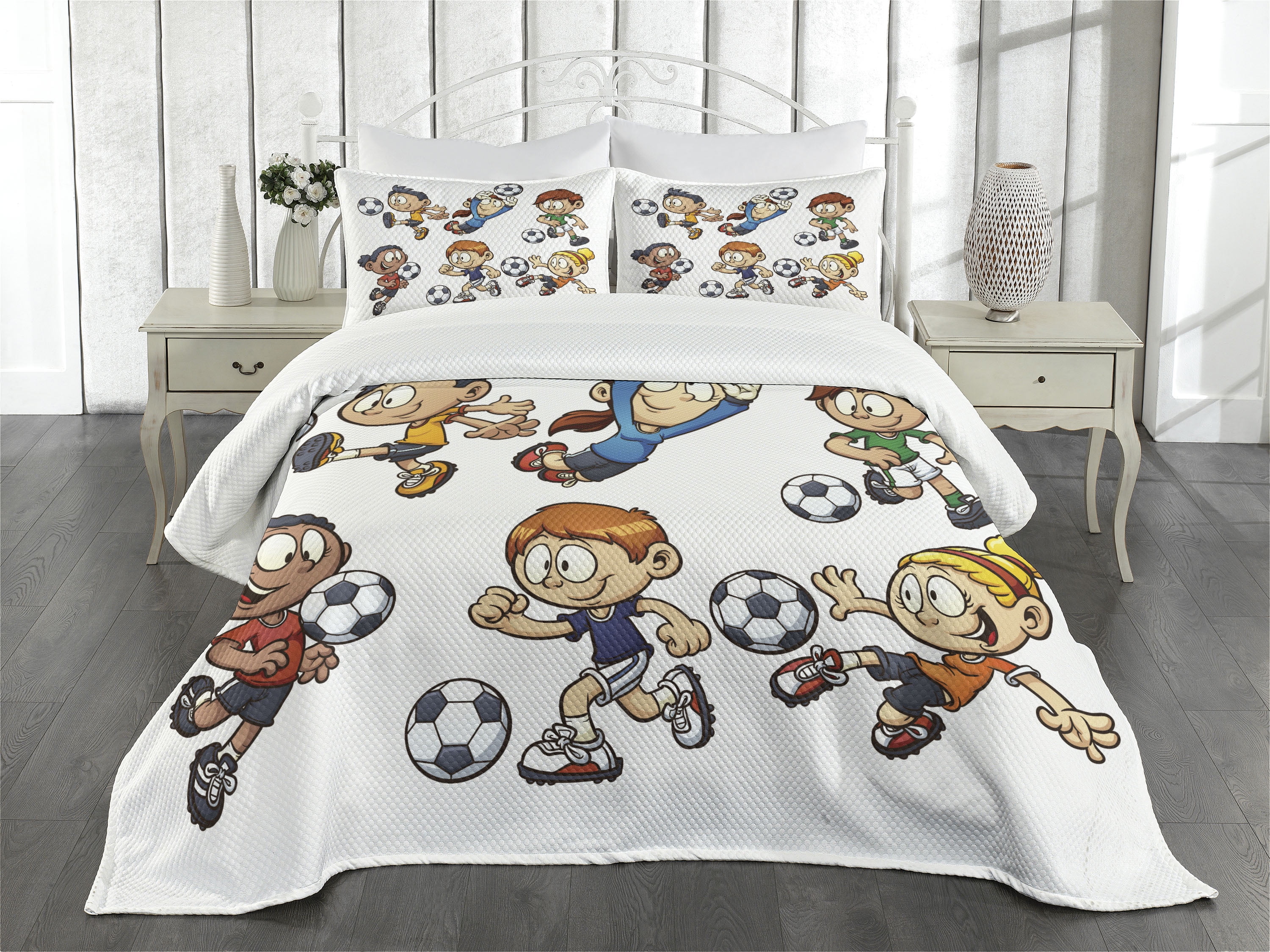 Kids Cartoon Soccer Queen Bedspread Set in White Polyester
