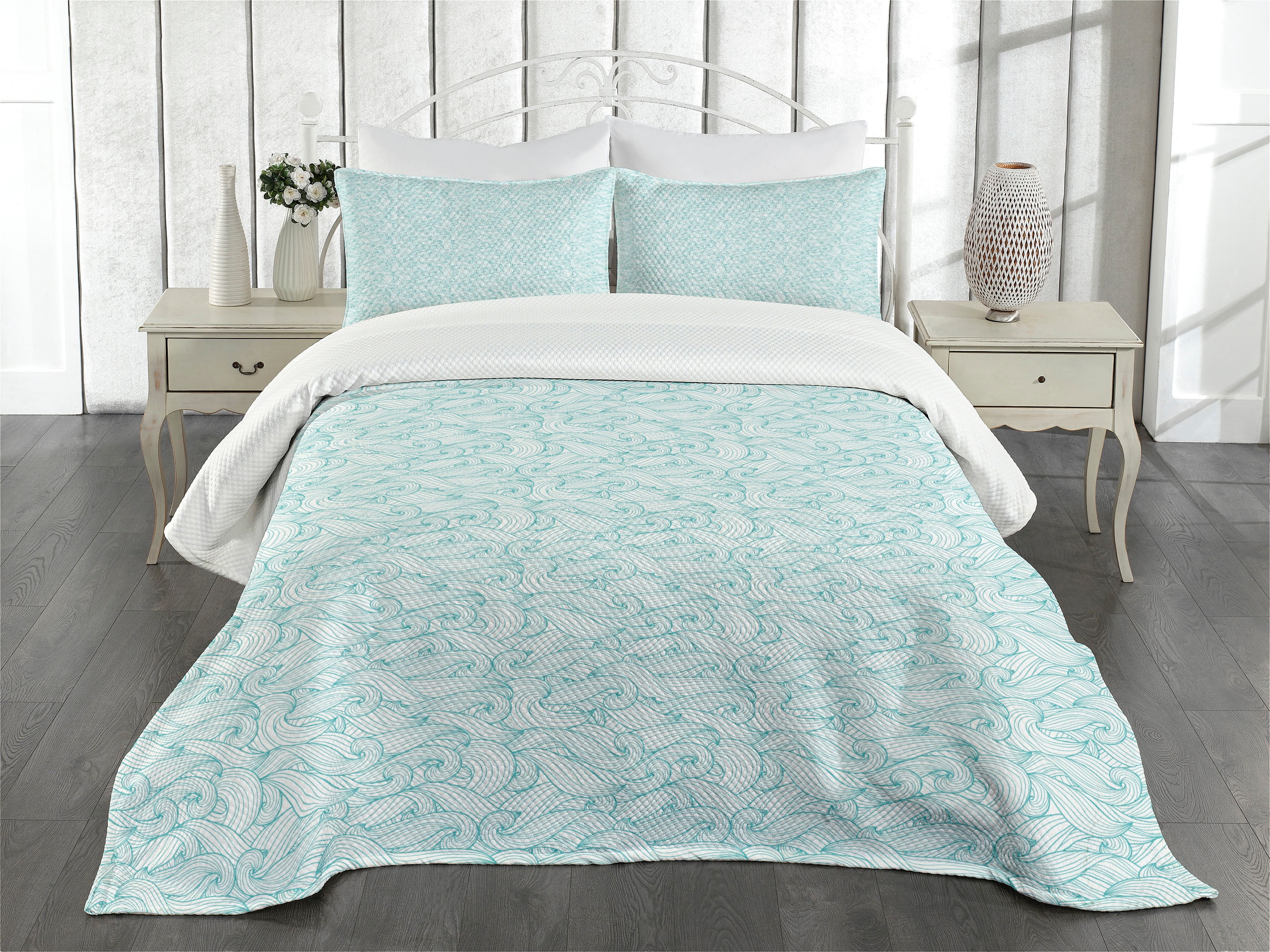 Queen White Quilted Bedspread Set with Pillow Shams