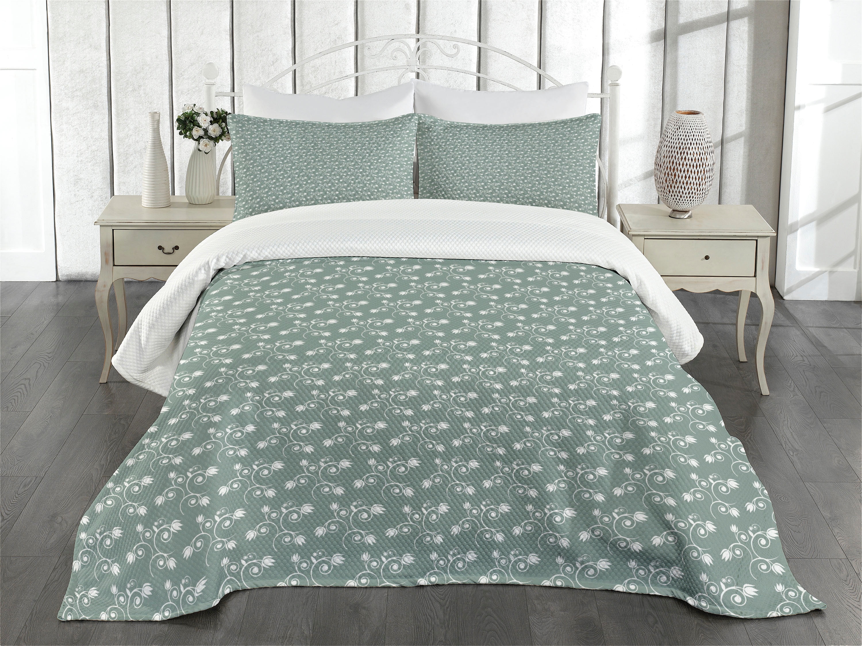 Queen White Quilted Bedspread Set with Pillow Shams