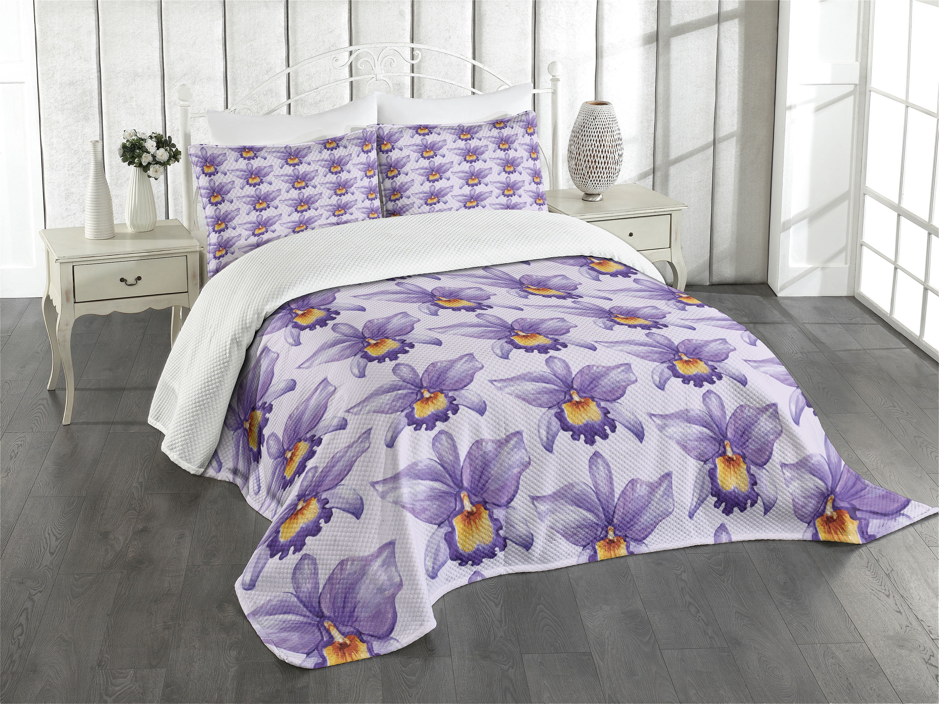 Queen White Quilted Bedspread Set with Floral Design