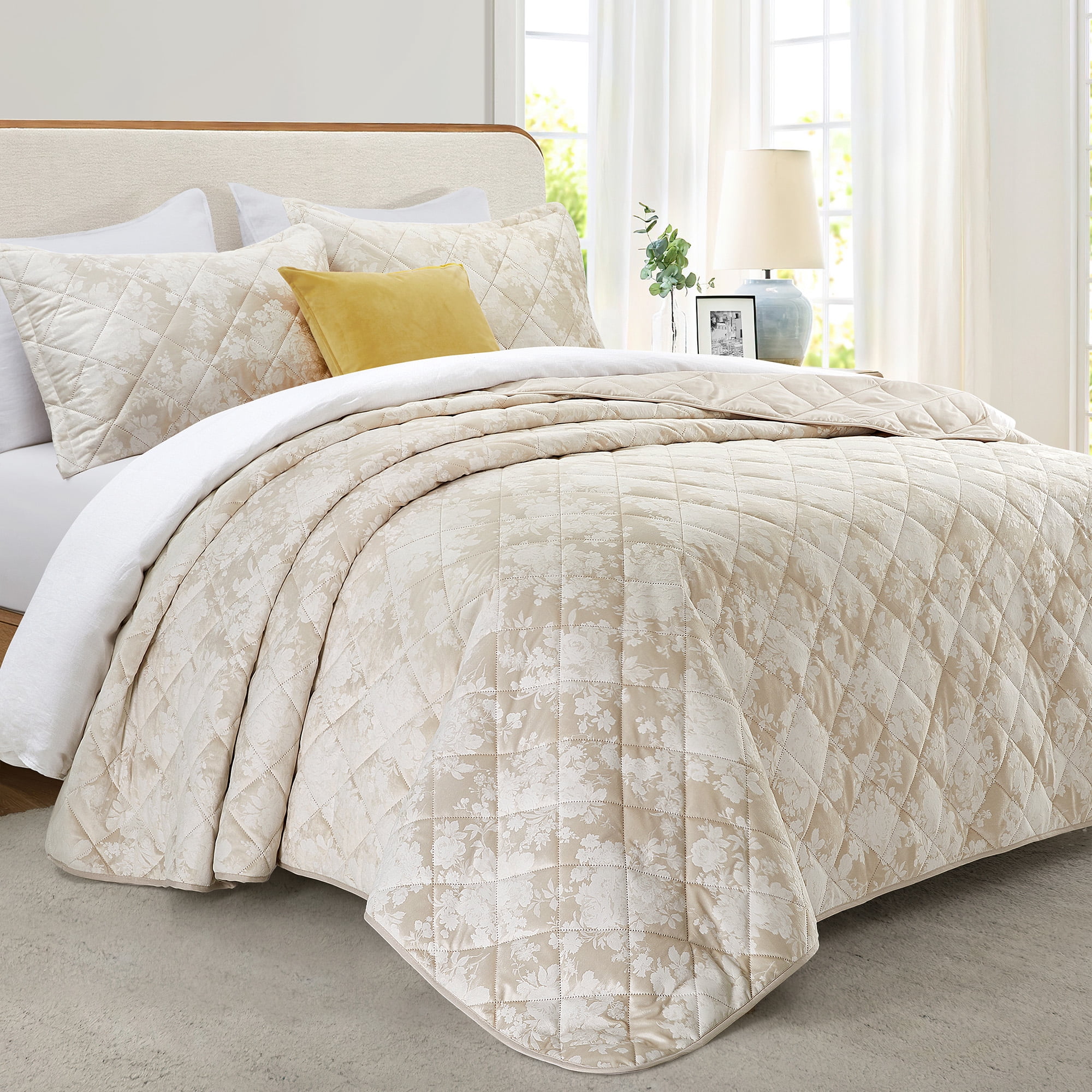 Ameha 3-Piece Velvet Quilt Set Floral Diamond Pattern Ultrasonic Embossed Bedspread Reversible Lightweight Microfiber Coverlet King Size Beige