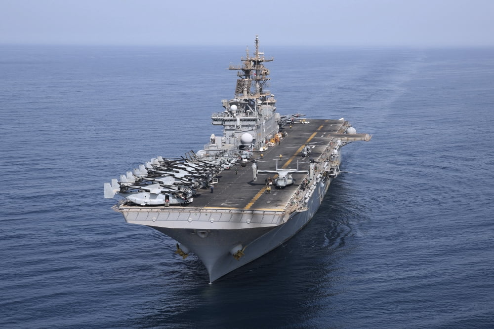 Amphibious assault ship USS Kearsarge conducts operations at sea Canvas Art - Stocktrek Images (35 x 23)