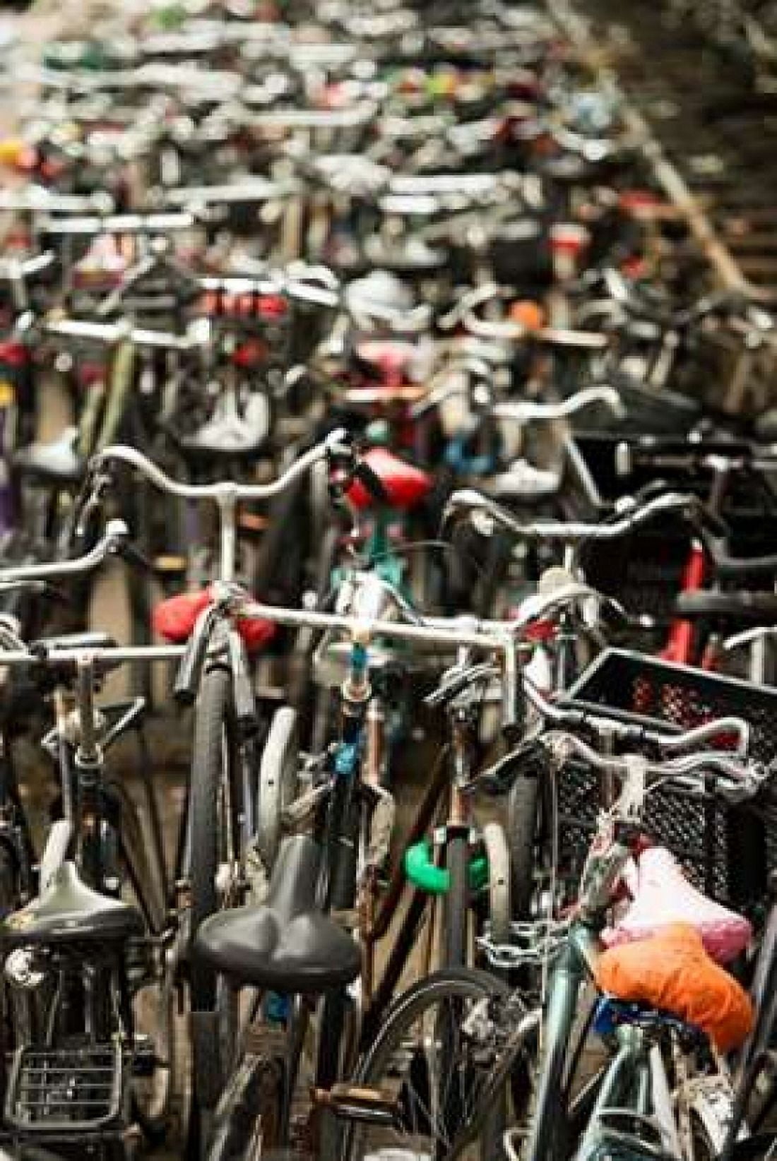 Amsterdams Fietsflat II Canvas Art - Erin Berzel (12 x 18)