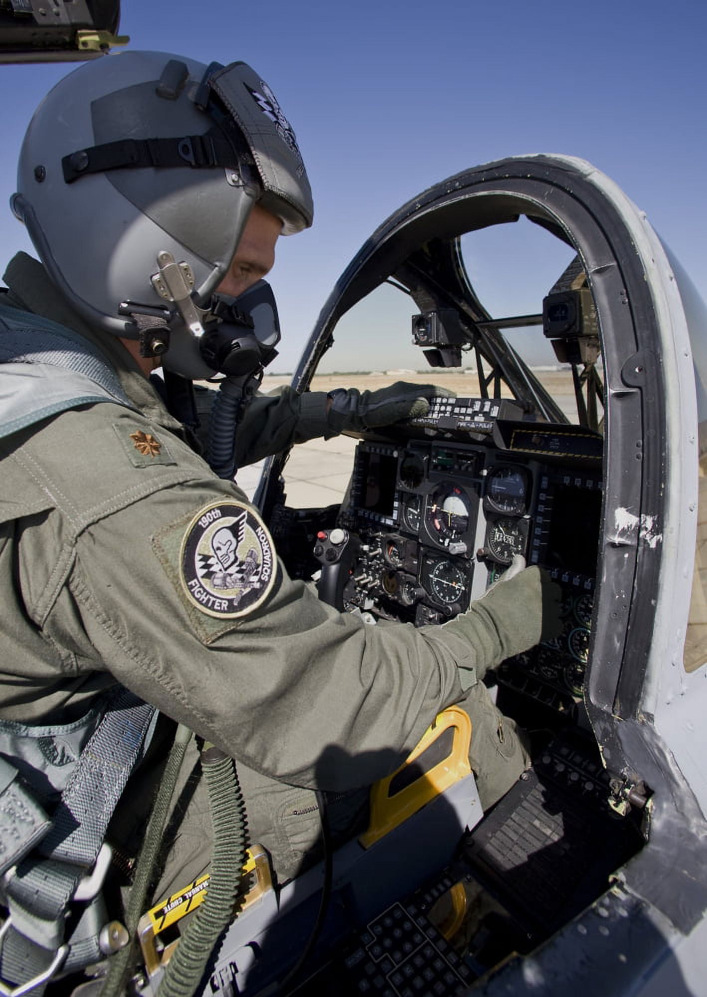 An A-10C Thunderbird pilot goes through his preflight checks Canvas Art - HIGH-G ProductionsStocktrek Images (12 x 17)