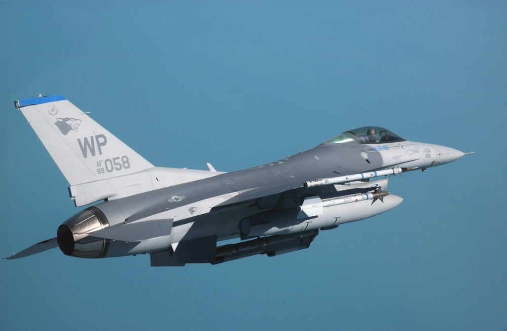 An F-16 Fighting Falcon in flight Canvas Art - Stocktrek Images (34 x 22)
