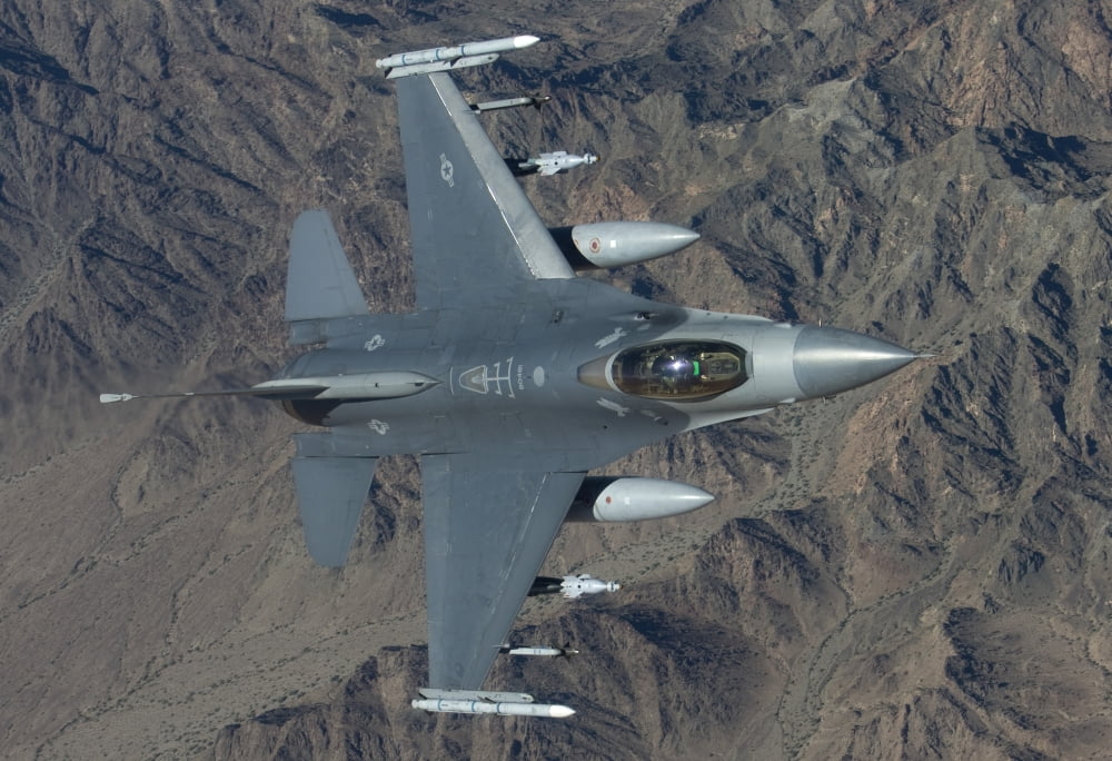 An F-16 Fighting Falcon on a training mission over Arizona Canvas Art - HIGH-G ProductionsStocktrek Images (35 x 24)