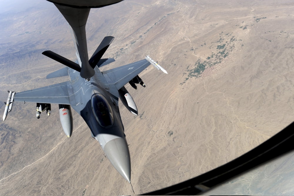 An F-16 Fighting Falcon receives fuel from a KC-135 Stratotanker Canvas Art - Stocktrek Images (35 x 23)