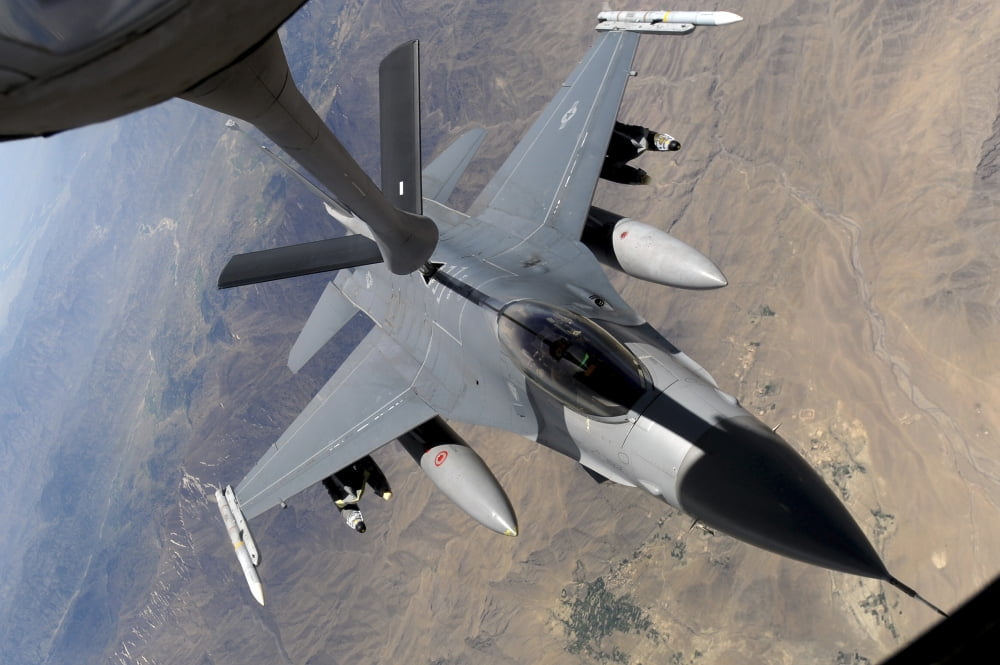 An F-16 Fighting Falcon receives fuel from a KC-135 Stratotanker Canvas Art - Stocktrek Images (35 x 23)