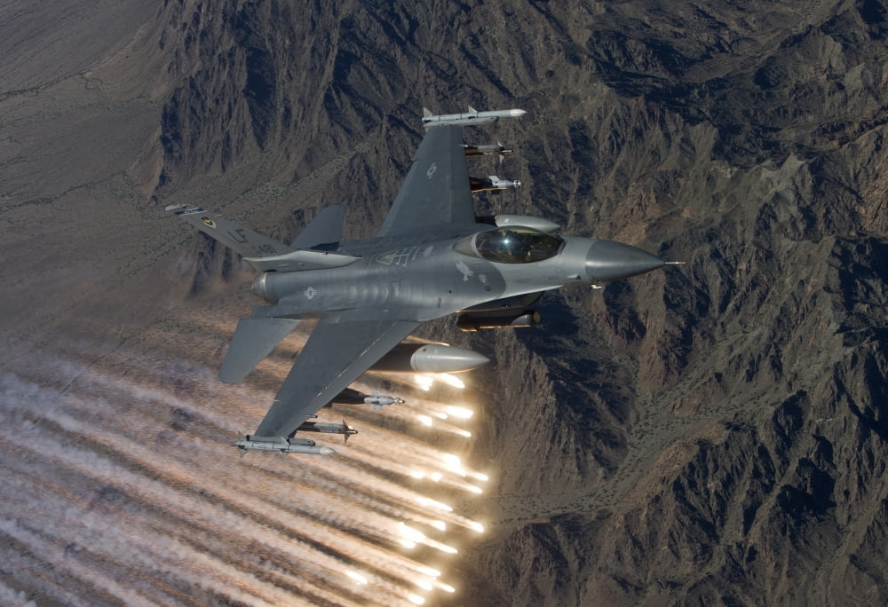 An F-16 Fighting Falcon releases flares during a training mission Canvas Art - HIGH-G ProductionsStocktrek Images (35 x 24)