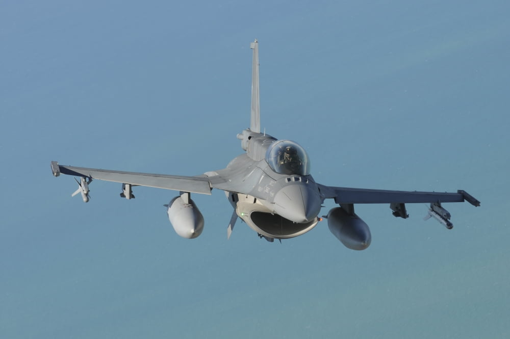 An F-16D Fighting Falcon from the Chilean Air Force Canvas Art - Riccardo NiccoliStocktrek Images (18 x 12)